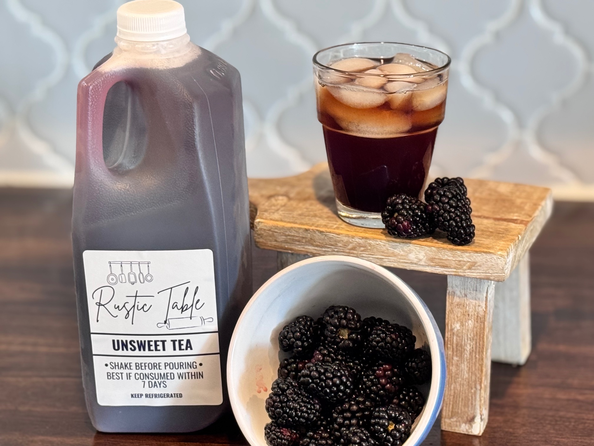Unsweet tea with fresh blackberries